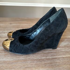 TORY BURCH quilted black suede gold cap toe wedge heels size 9.5